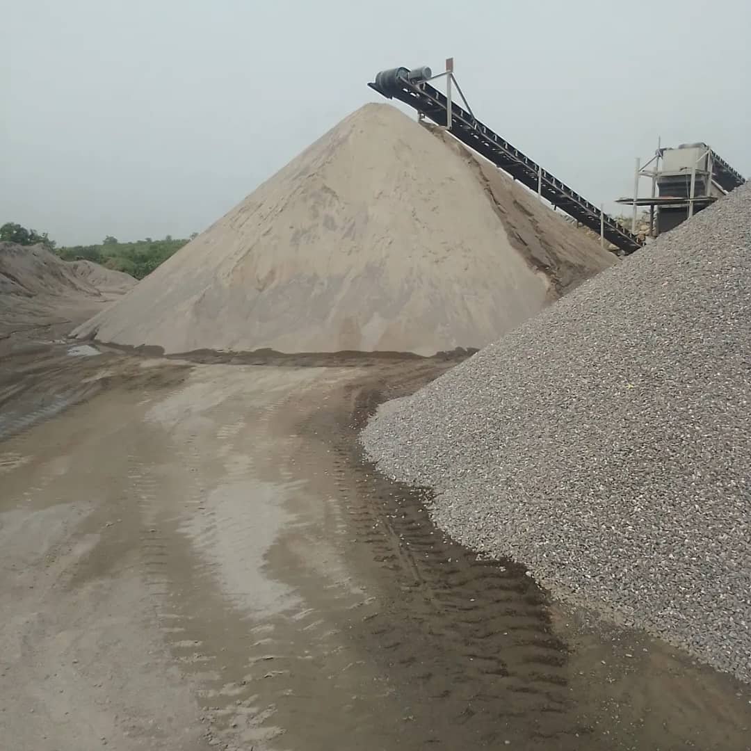Carrière Bénin Concassé — convoyeur et stock de granulats