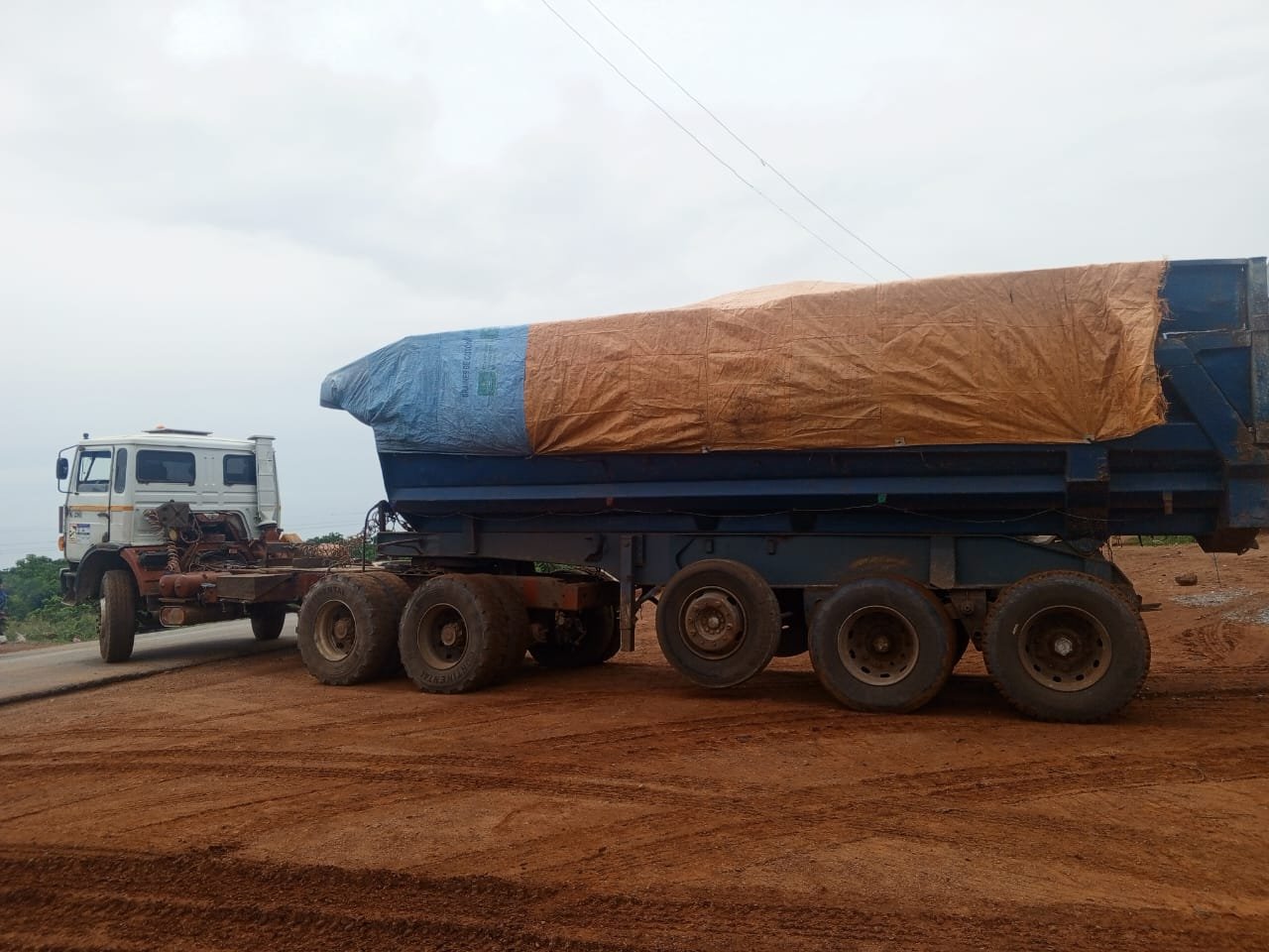 Camion benne chargé