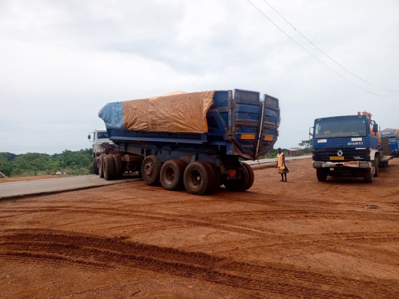 Camion benne livraison granulats Bénin Concassé